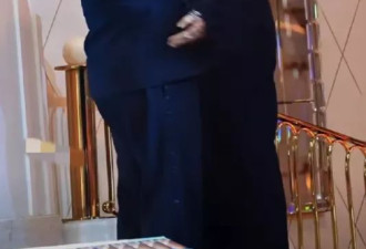 71岁曾志伟3次摸海清脸，海清笑得勉强
