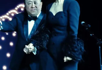 71岁曾志伟3次摸海清脸，海清笑得勉强
