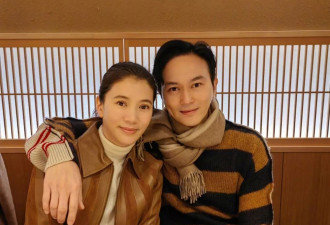 袁咏仪张智霖夫妇与吕良伟首映礼亲密互动，网友直呼...