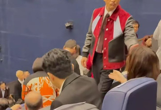袁咏仪张智霖夫妇与吕良伟首映礼亲密互动，网友直呼...