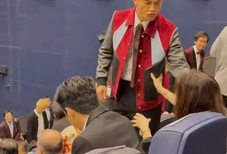 袁咏仪张智霖夫妇与吕良伟首映礼亲密互动，网友直呼...