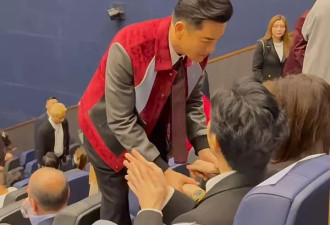袁咏仪张智霖夫妇与吕良伟首映礼亲密互动，网友直呼...