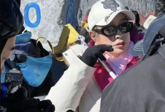 74岁刘晓庆和小鲜肉爬山！她容光焕发体格好，差几十岁却如同龄人