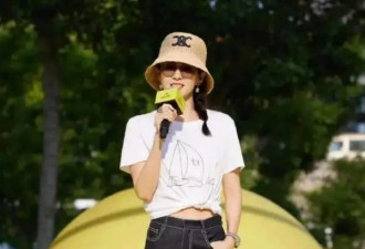 章子怡离婚后美出新高度，穿大衣优雅高级，满脸胶原蛋白像25岁