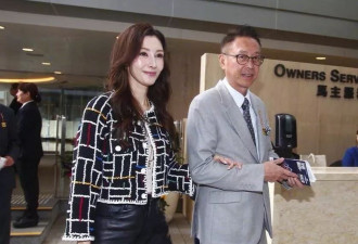 62岁许晋亨陪李嘉欣现身，夫妻十指紧扣