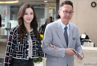 62岁许晋亨陪李嘉欣现身，夫妻十指紧扣