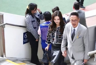 62岁许晋亨陪李嘉欣现身，夫妻十指紧扣