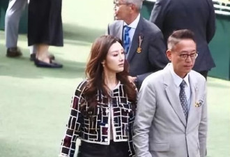 62岁许晋亨陪李嘉欣现身，夫妻十指紧扣