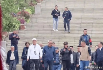 70岁刘晓庆回老家选墓地，摘了假发不装嫩，一身老人打扮才是真实样！