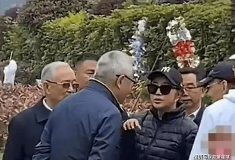 70岁刘晓庆回老家选墓地，摘了假发不装嫩，一身老人打扮才是真实样！