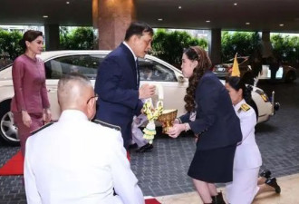 72岁泰王当“教育博士”,校长单膝跪地奉上学位证
