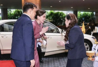 72岁泰王当“教育博士”,校长单膝跪地奉上学位证