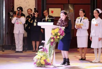 72岁泰王当“教育博士”,校长单膝跪地奉上学位证