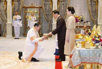 72岁泰王当“教育博士”,校长单膝跪地奉上学位证
