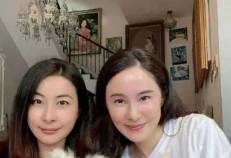 43岁郭晶晶豪宅内与闺蜜合影，穿深V衬衫女人味爆棚，美到差点认不出