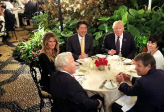 川普夫妇家宴款待安倍遗孀 久违同框