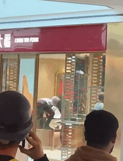 Fariview Mall中国珠宝店被砸！保安站门口"围观"! 华人顾客奔逃!