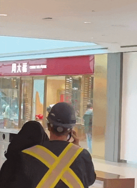 Fariview Mall中国珠宝店被砸！保安站门口"围观"! 华人顾客奔逃!
