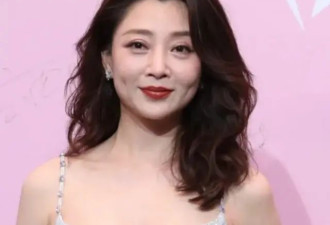 45岁殷桃素颜也很美，穿人鱼裙腰臀比绝了，满脸胶原蛋白嫩似25岁