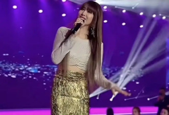 41岁李彩桦穿露脐装登台唱歌，勾起网友回忆杀，失婚4年状态似少女