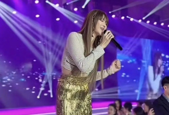 41岁李彩桦穿露脐装登台唱歌，勾起网友回忆杀，失婚4年状态似少女