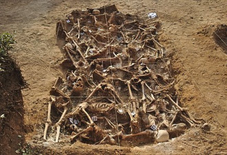 叙利亚发现乱葬岗 埋10万尸 被虐死后用推土机压扁…
