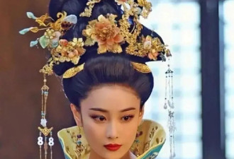 张馨予顶着1斤金冠拍戏！曾是魔鬼身材性感火辣足球宝贝