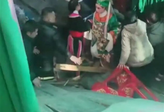 正演出时戏台突然塌了！剧团负责人：台上人太多