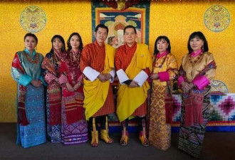 34岁不丹王后同框四位婆婆，略发福后更雍容...