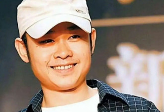 刀郎演唱会裤袋里装矿泉水冲上热搜，原因曝光后，网友：活该你红