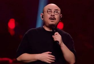 刀郎演唱会裤袋里装矿泉水冲上热搜，原因曝光后，网友：活该你红