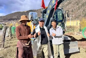 男子开挖机游全国 一路无偿挖土填坑修路