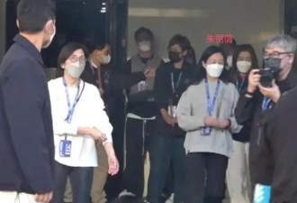 朱丽蒨陪刘德华现身拜佛，华仔超爱老婆不断提示歌迷安静