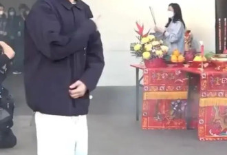朱丽蒨陪刘德华现身拜佛，华仔超爱老婆不断提示歌迷安静