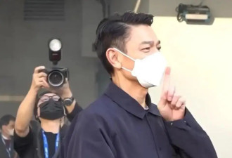 朱丽蒨陪刘德华现身拜佛，华仔超爱老婆不断提示歌迷安静