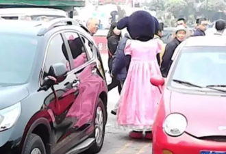 中国凌晨四点的街头 挤满了“找活路”的人…