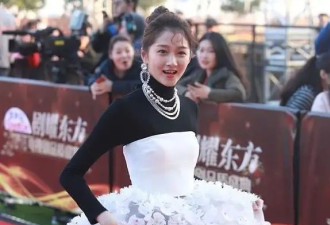 关晓彤终于穿对了，大V领流线裙又美又贵，真像“皇家格格”！