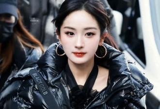 杨幂太拼了，在零度的北京光腿穿黑金羽绒服，生图又美又嫩像20岁