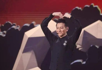 刘德华12岁女儿现身演唱会！穿露肩裙披散长发，回眸模样神似妈妈