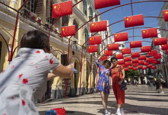 习近平访“乖孩子”澳门：全城缴械式维安、下架新闻…