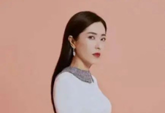 靠美貌“征服”众多男人，48岁的她却至今未婚，在菜市场找回自我