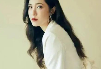 靠美貌“征服”众多男人，48岁的她却至今未婚，在菜市场找回自我