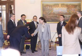 丰田董事长低头哈腰"显礼节"，泰总理笑容不变...