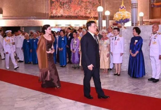 苏提达华丽亮相却被32岁新宠"抢镜",72岁泰王...