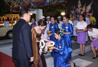 苏提达华丽亮相却被32岁新宠"抢镜",72岁泰王...