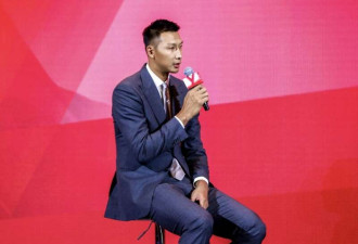 易建联疑似嫖娼风波后首现身 打高尔夫面带笑容