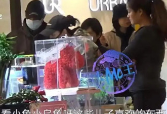 42岁姚笛回国首现身，带儿子出门游玩惊呆众人，网友：文章亏大了
