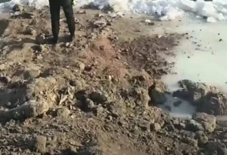 长春一私家车冰雪天坠江，网传车上有一家三口