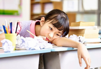 “拒绝上学门诊”火了！又是家长生病，孩子吃药