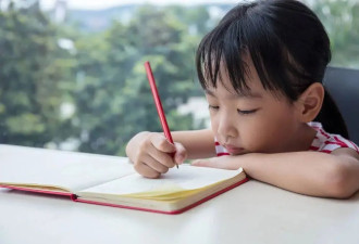 “拒绝上学门诊”火了！又是家长生病，孩子吃药